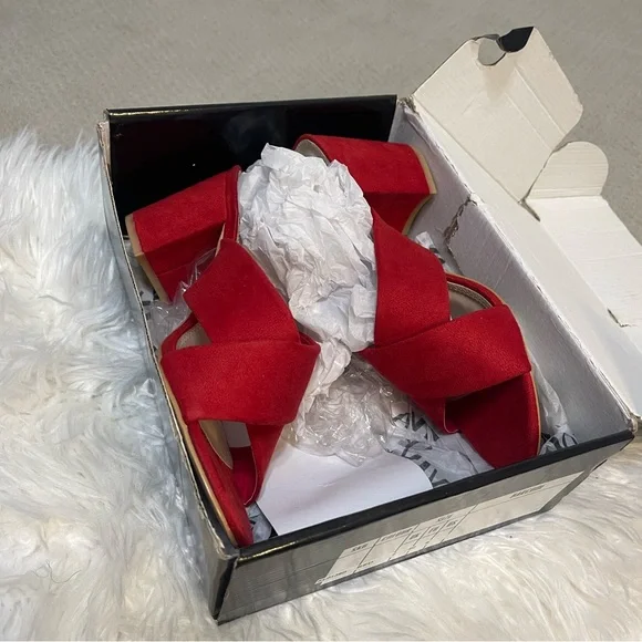 Red Casual Heels 👠 - Picture 4 of 6